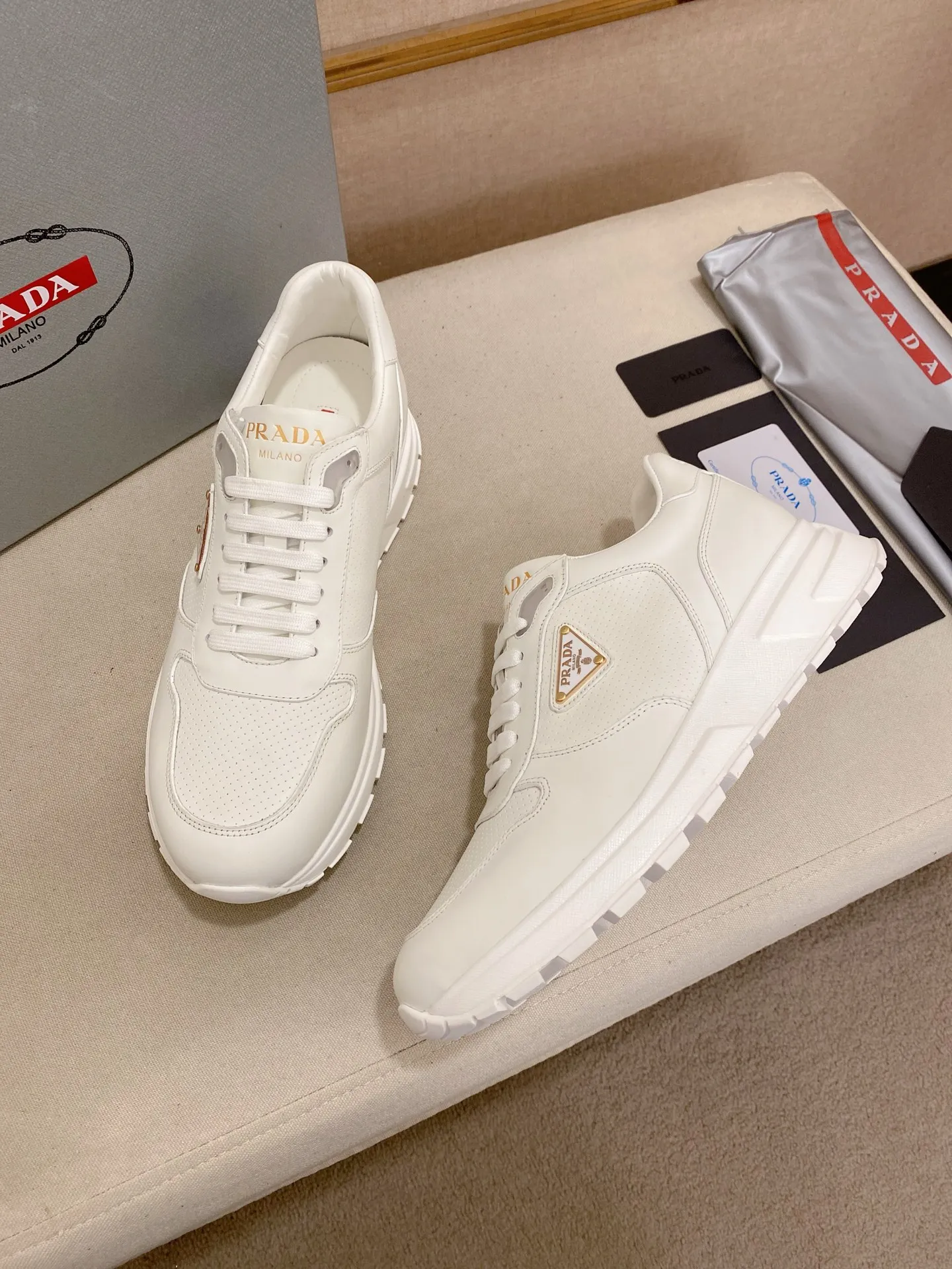 Men's shoes 💰 580💰 ✔️✔️✔️High-quality new PRADA counters are launched at the same time. The new men's shoes and 😘fabrics are selected from imported first-layer cowhide and are made by pure handcrafts. Lining: Full cowhide lining. 👍🏿 High-end ☄️ air-cushion molded anti-slip rubber outsole, exquisite lines, simple and elegant, comfortable and high-end for leisure travel. Code number: 38 to 44 (45 can be customized and cannot be returned or exchanged)